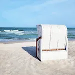 Moderne 1 Mit Sonnenterrasse Und Parkplatz, In Ruhiger Lage, Nur Wenige Gehminuten Zum Ostsee Sandstrand