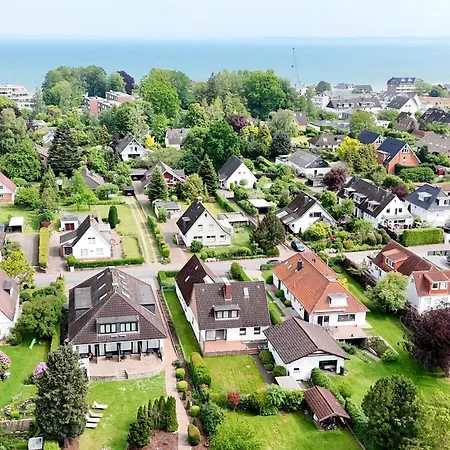 Moderne 1 Mit Sonnenterrasse Und Parkplatz, In Ruhiger Lage, Nur Wenige Gehminuten Zum Ostsee Sandstrand *